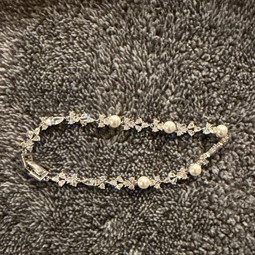 Elegant Silver and White Pearl Bracelet